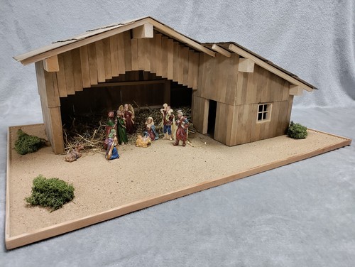 Weihnachtskrippe aus holz - aus, –