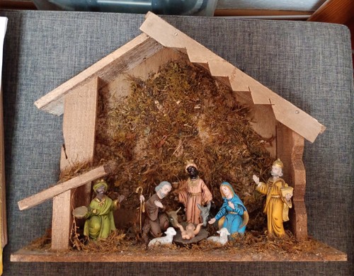 Weihnachtskrippe aus holz - aus,