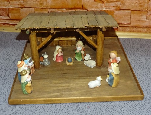 Krippe aus holz - mit, figuren