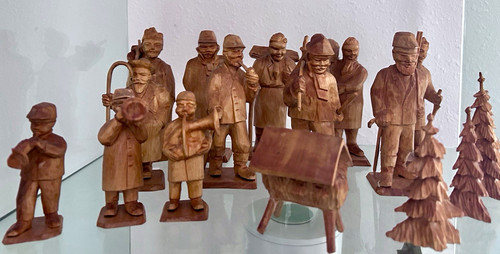Handgeschnitzte holzfiguren - handgeschnitzte,